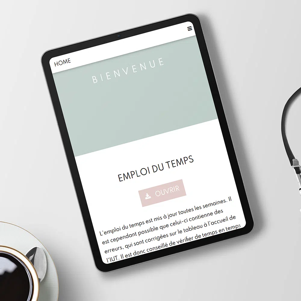 Tablette présentant un site web d'emploi du temps et de fichiers raccourcis