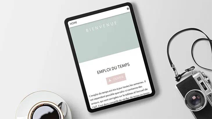 Tablette présentant un site web d'emploi du temps et de fichiers raccourcis nommée IUT App